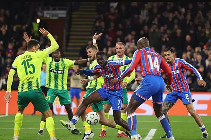 كريستال بالاس وآيك لاريكا